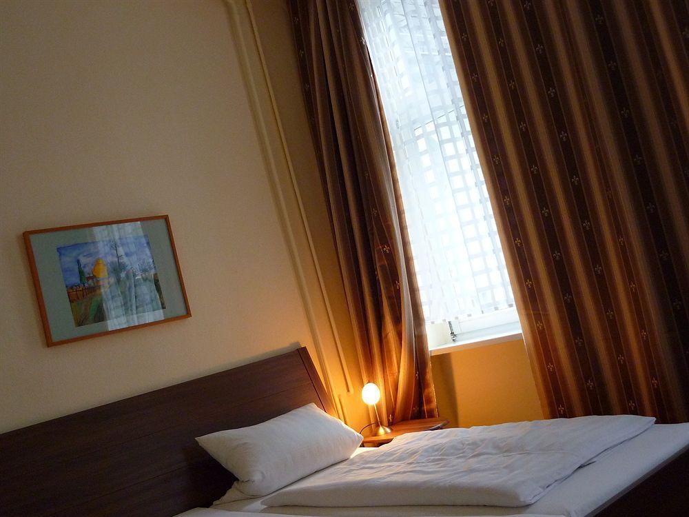 โฮเทล-เพนชั่น ชาร์ลอทเทนบวร์ค Hotel เบอร์ลิน ภายนอก รูปภาพ