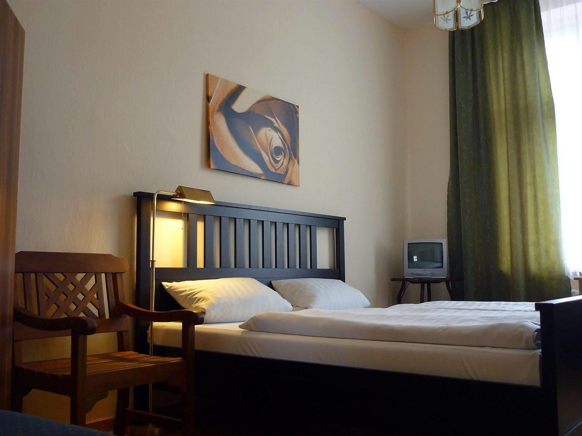 โฮเทล-เพนชั่น ชาร์ลอทเทนบวร์ค Hotel เบอร์ลิน ภายนอก รูปภาพ